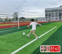 足球场上的激烈竞争呈现精彩一幕(足球场上的激烈竞争呈现精彩一幕英语) 足球场上的激烈竞争呈现精彩一幕(足球场上的激烈竞争呈现精彩一幕英语)