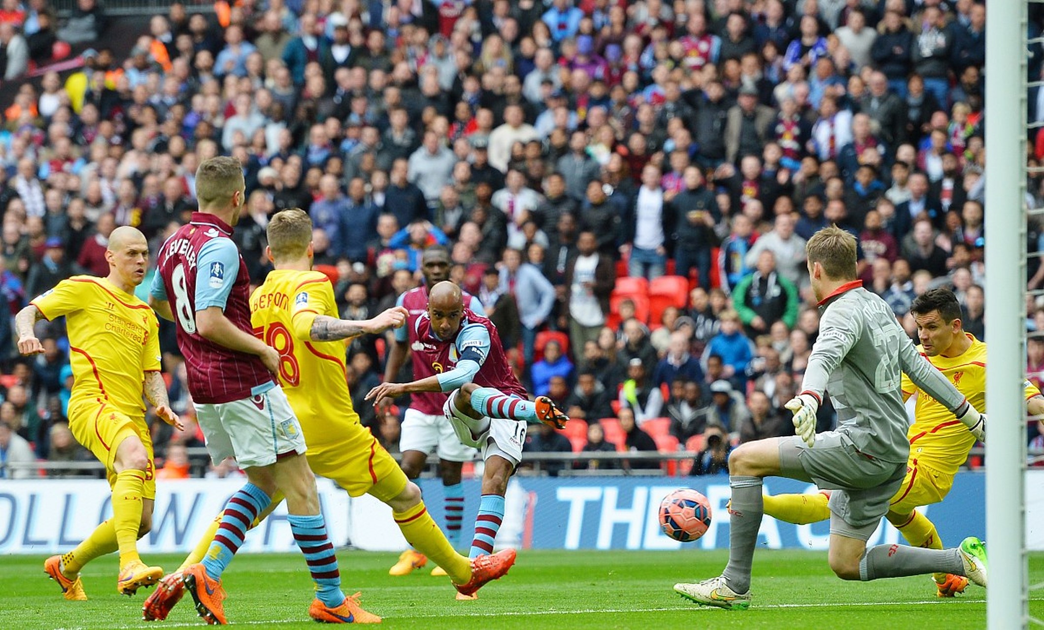 把球迷们带入悬疑的足球比赛现场(把球迷们带入悬疑的足球比赛现场叫什么)