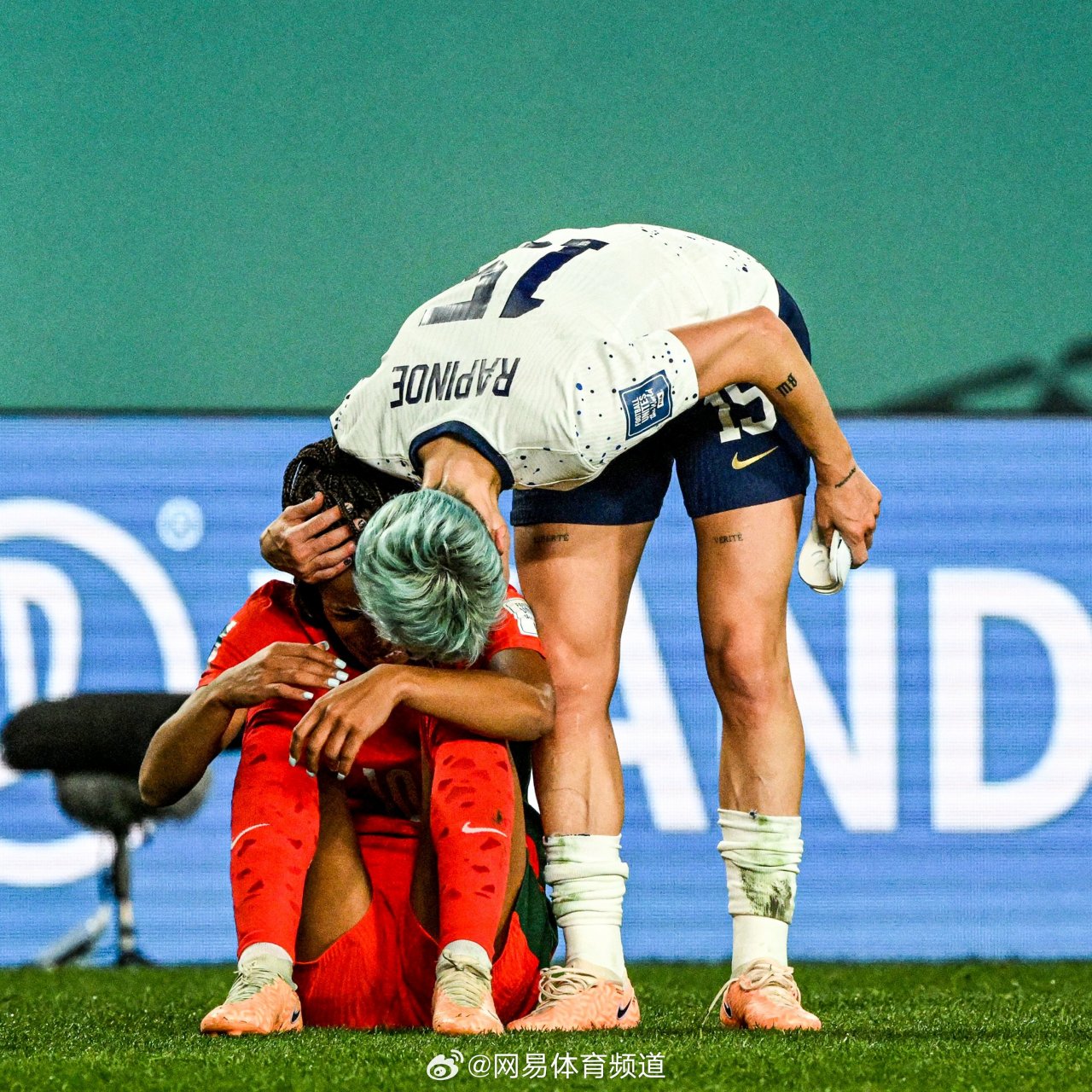 把球迷们带入悬疑的足球比赛现场(把球迷们带入悬疑的足球比赛现场叫什么)