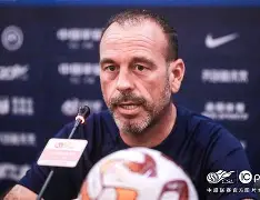 沙尔克中场状态神勇,成为球队夺胜关键 沙尔克中场状态神勇,成为球队夺胜关键